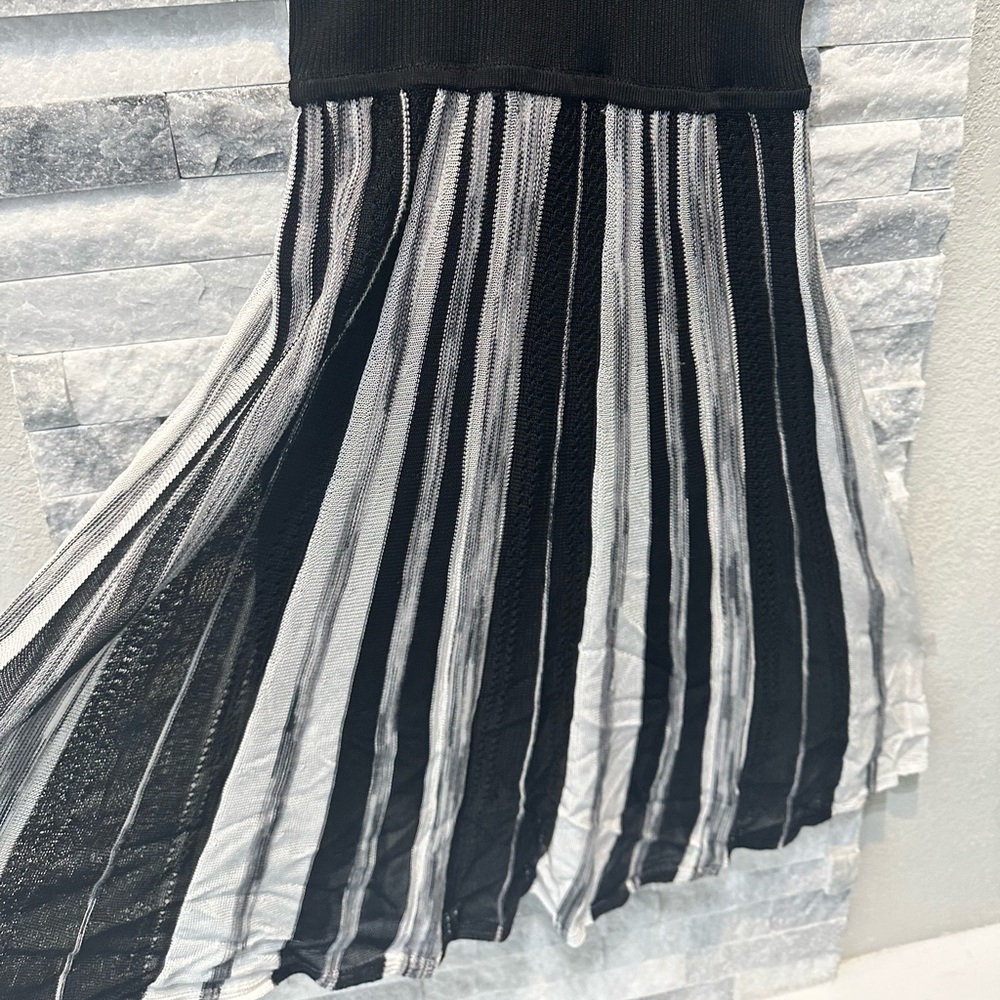 Guess Black and White Pleated V-Neck Cocktail Dress - Picture 11 of 15